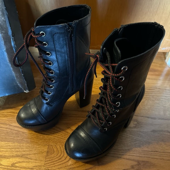 Black platform boots by Kendall & Kylie Jenner - Picture 5 of 5